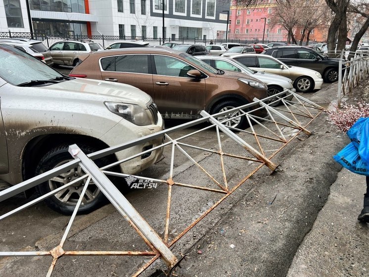 В Новосибирске ржавый забор упал на припаркованные автомобили