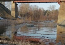Из-за подъема уровня воды произошло вскрытие льда на реке Барнаулка. На затопленной улице Кутузова в районе железнодорожного моста ограничили движение транспорта.