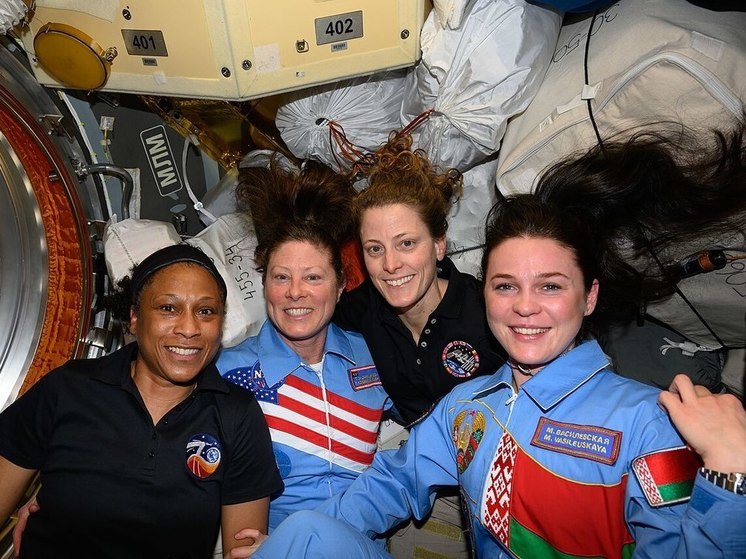 Международный экипаж вернулся с МКС и приземлился в Казахстане