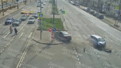 В центре Москвы на переходе столкнулись три машины: видео