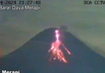 Как сообщает Телеграм-канал Рен-ТВ со ссылкой на местные СМИ, вулкан Мерапи в Индонезии вновь проявляет активность