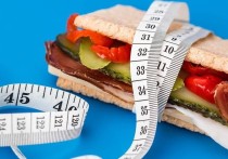 Врач-диетолог Маргарита Королева рассказала журналистам о том, какие риски для здоровья могут сопровождать желающих поскорее сбросить вес весной