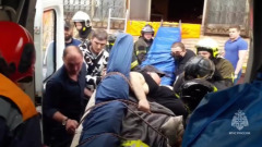 В Москве 300-килограммового мужчину пришлось выносить из дома с помощью спасателей: видео