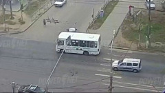 На севере Волгограда попал на видео таран легковушки пассажирским автобусом