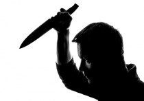 Мужчина напал с ножом на соседей после прогулки с ребенком