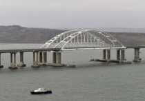 Как сообщает оперативный Telegram-канал информационного центра о ситуации на автоподходах к Крымскому мосту, движение на нем временно перекрыто