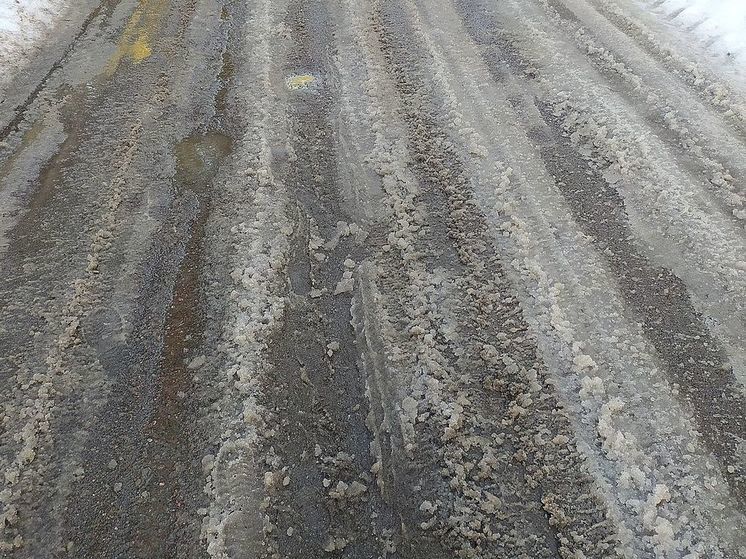 Трассу М-11 в Тверской области засыпало снегом