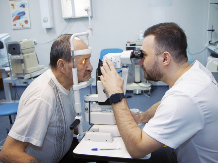 В Нижневартовске врачи вернули пациенту зрение с помощью искусственного хрусталика
