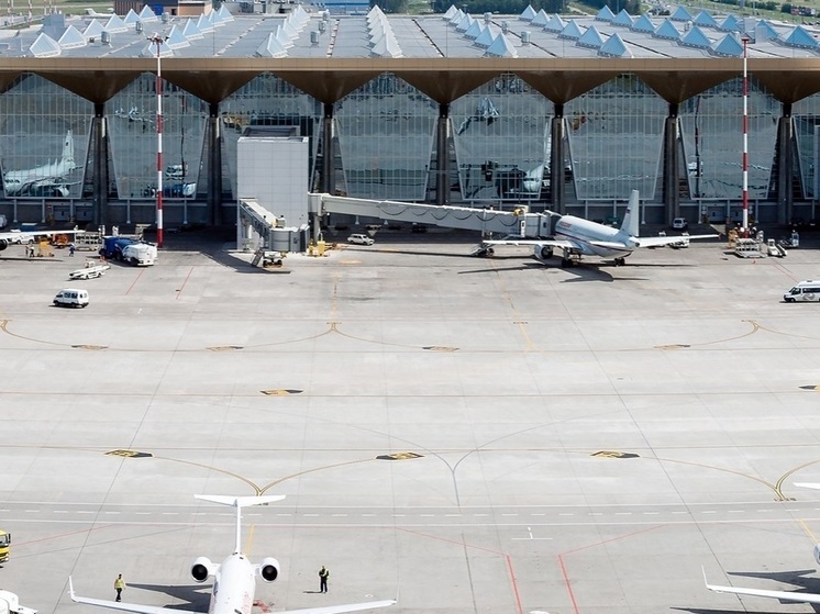 Грузовик повредил облицовку терминала в аэропорту Пулково