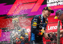 Трёхкратный чемпион мира Макс Ферстаппен выиграл Гран-при Китая, которое не проводилось в Формуле-1 5 лет. А пилот «Макларен» Ландо Норрис неожиданно финишировал вторым, лишив «Ред Булл» доминирующей победы. «МК-Спорт» рассказывает подробности.