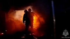 В Астрахани на рынке загорелась крыша магазина и торговых павильонов: видео