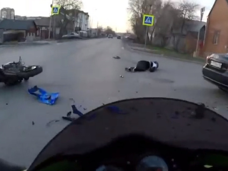 Мотоциклист на большой скорости влетел в иномарку на улице Шебалдина в Омске
