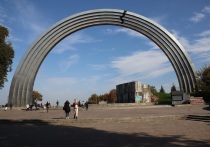 Департамент охраны культурного наследия мэрии Киева выступил против демонтажа арки Дружбы народов, объяснив это тем, что разборка и снос объекта – это долгий, трудоемкий и опасный процесс. Об этом сообщают украинские СМИ