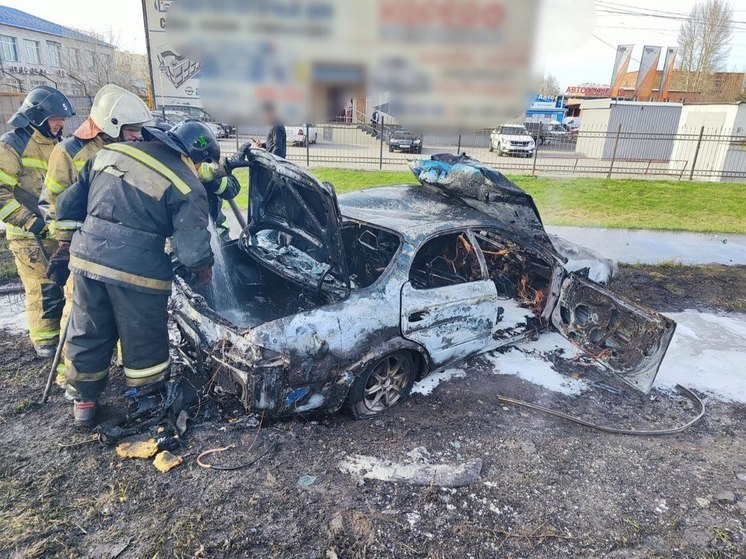 В центре Омска сгорела Toyota Sprinter: есть пострадавшие