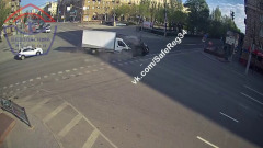 Момент жуткого ДТП с перевернувшимся авто в центре Волгограда попал на видео