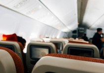 Пассажирка устроила истерику после того, как представители авиакомпании запретили ей закурить сигарету в салоне самолета