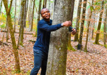 Житель Ганы установил попал в Книгу рекордов Гиннесса по количеству обнятых деревьев