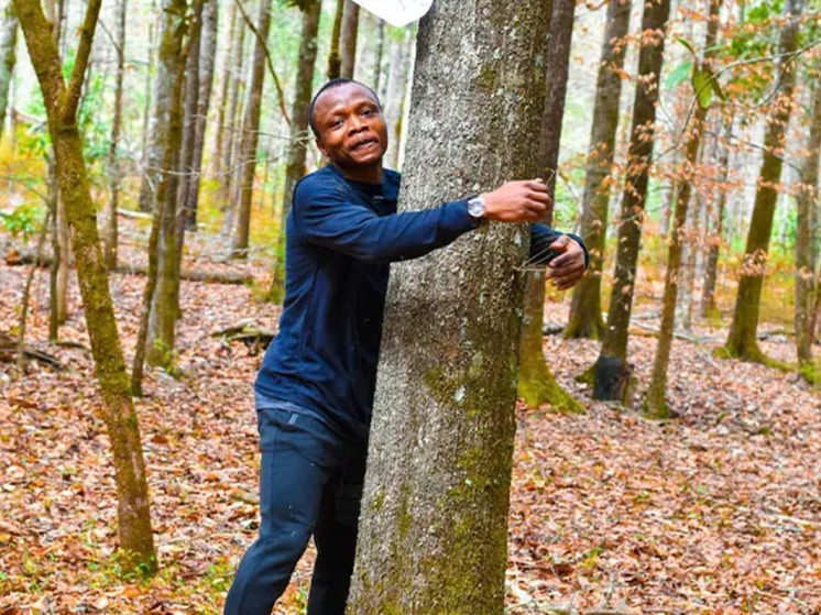 Мужчина из Ганы обнял за час 1123 дерева и установил мировой рекорд