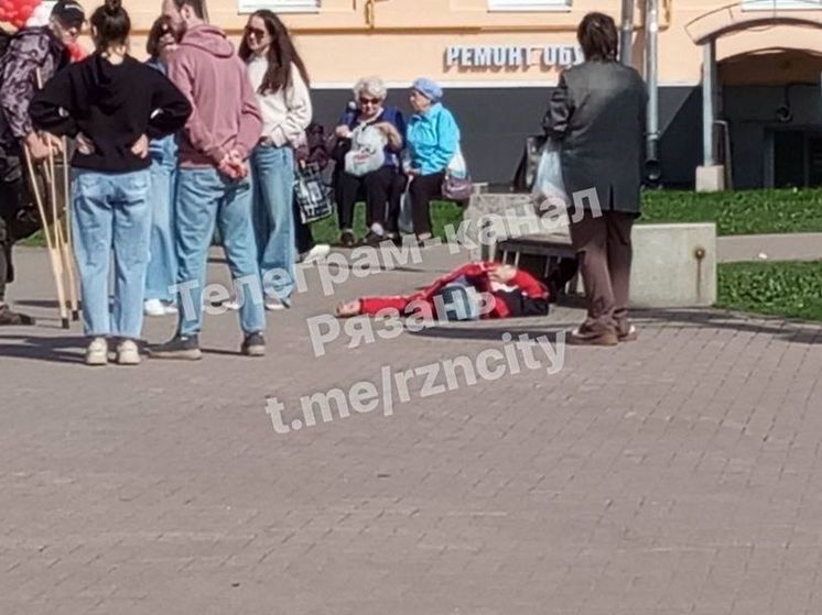 На площади Победы в Рязани пожилой мужчина потерял сознание