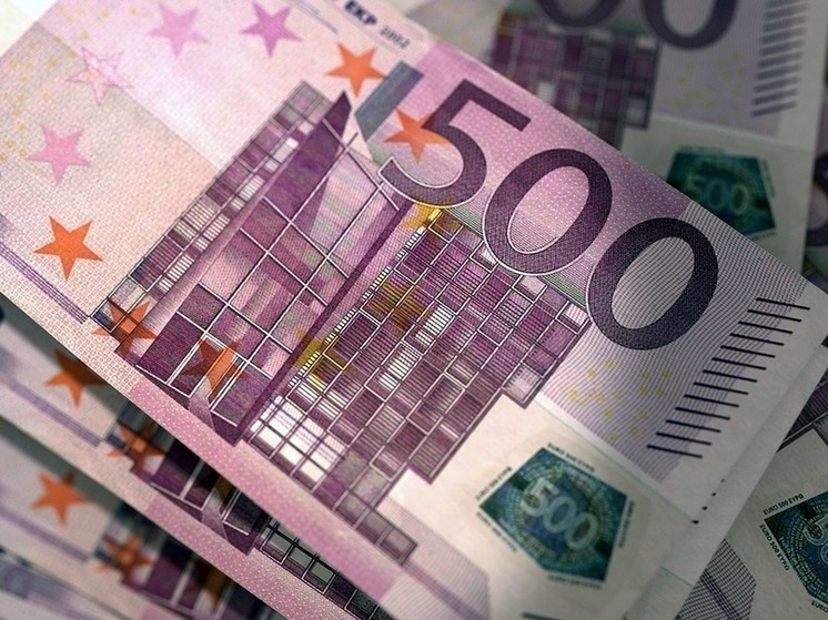 Официальный курс евро снизился до минимума с середины февраля