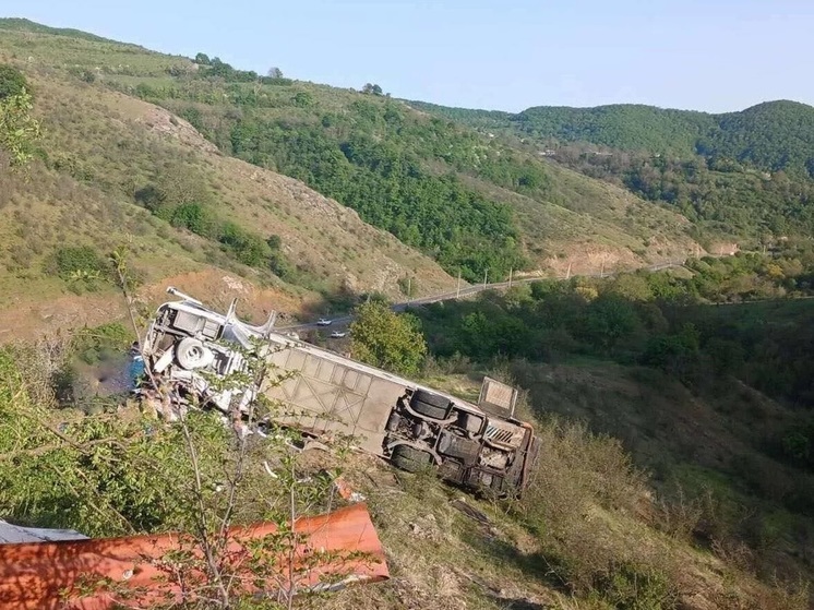 Автобус рухнул в пропасть в Армении, погибли трое