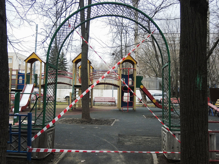 Воспитательницу из Екатеринбурга, пнувшую ребенка на прогулке, уволят