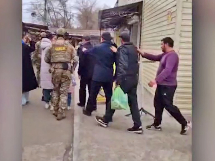 В Красноярске полиция задержала 135 иностранных работников на рынке