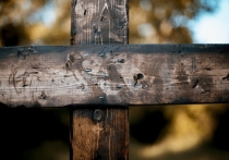 В поселке Кузнечный под Оренбургом, на улице Открытой обнаружен крест с кладбища