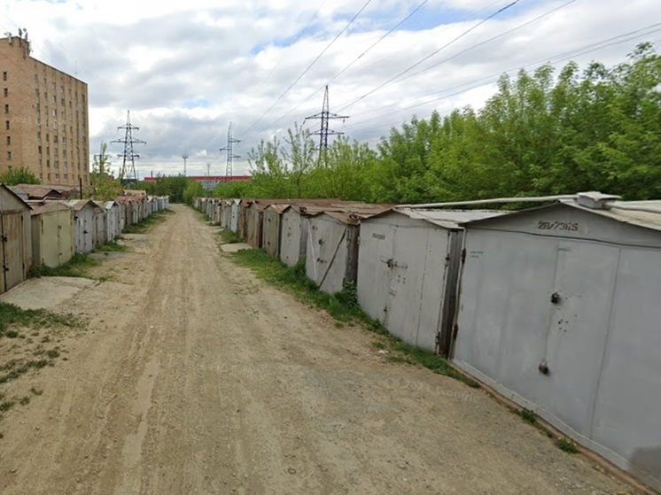 Чемодан со шприцами и иглами нашли дети в заброшенных гаражах в Екатеринбурге