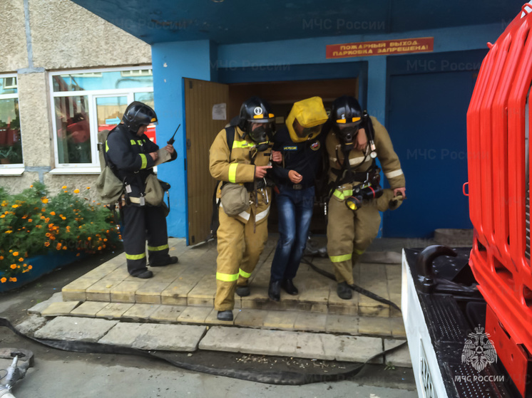 Пять человек спасли пожарные из многоэтажки в Приморье