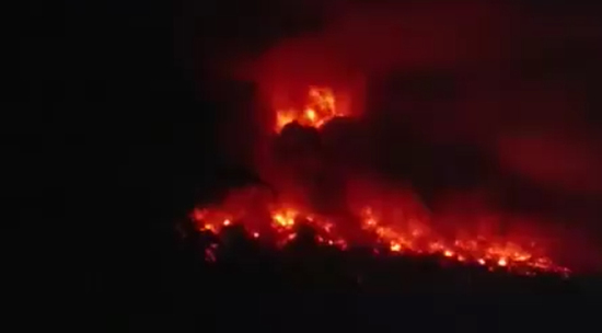 Сотни молний в облаке огня: в Индонезии началось извержение вулкана Руанг