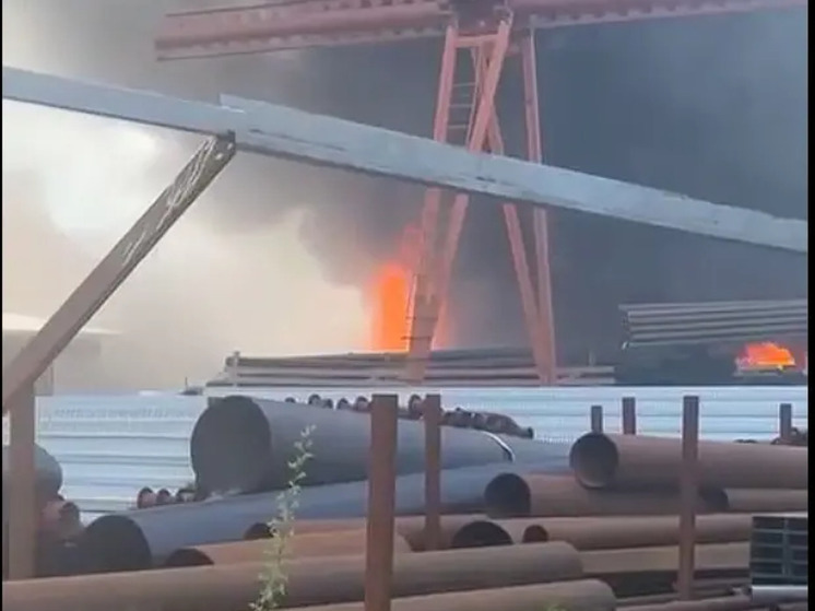 В Раменском загорелся склад с полиэтиленом, 30 человек эвакуировались