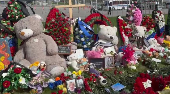 Россияне принесли цветы и игрушки к "Крокусу" на 40-й день трагедии: видео
