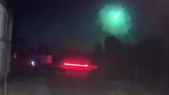 Жители РФ и Украины заметили странную яркую вспышку в ночном небе: момент попал на видео