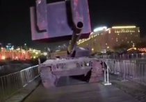 Эксперт BILD по анализу открытых данных Юлиан Рёпке обратил внимание на видео, на котором немецкому танку Leopard, доставленному на выставку трофейной техники на Поклонной горе в Москве, согнули пушку многотонным грузом, подвешенным на кран