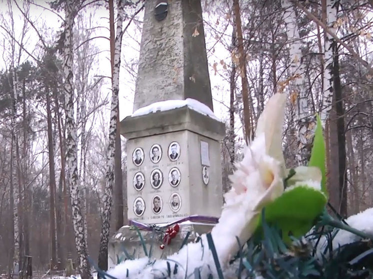 В Екатеринбурге осквернили могилу дятловцев свастикой и непонятными символами
