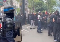 Участники первомайской демонстрации в столице Франции начали бросать в правоохранителей кирпичи и фейерверки – силовики в ответ применяют слезоточивый газ