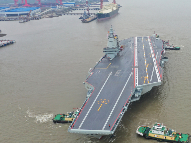 Китайский корабль «Фуцзянь» снабжен системой электромагнитной катапульты для запуска больших самолетов

