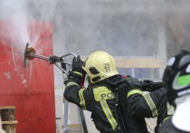 В Москве 2 мая в ходе борьбы с огнем в здании завода на улице Буракова пострадал сотрудник 10-ой пожарно-спасательной части