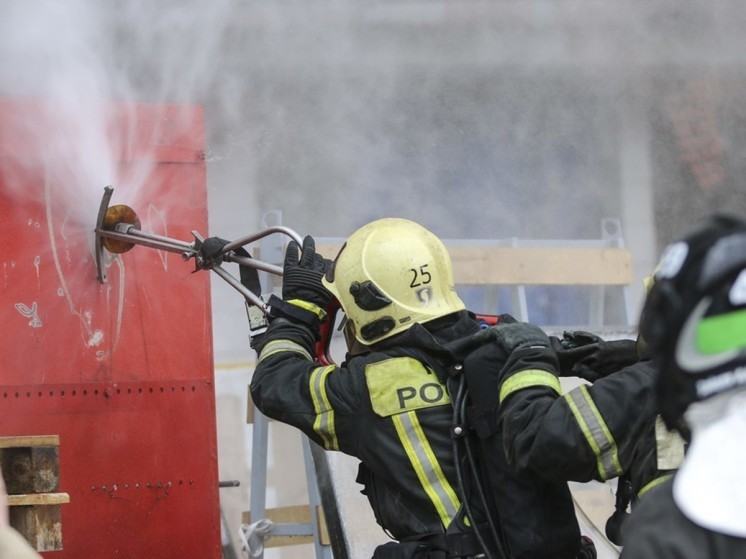 Пожарный пострадал при тушении возгорания на востоке Москвы, он госпитализирован
