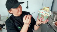 Анита Цой показала, как готовит куличи: видео из дома 