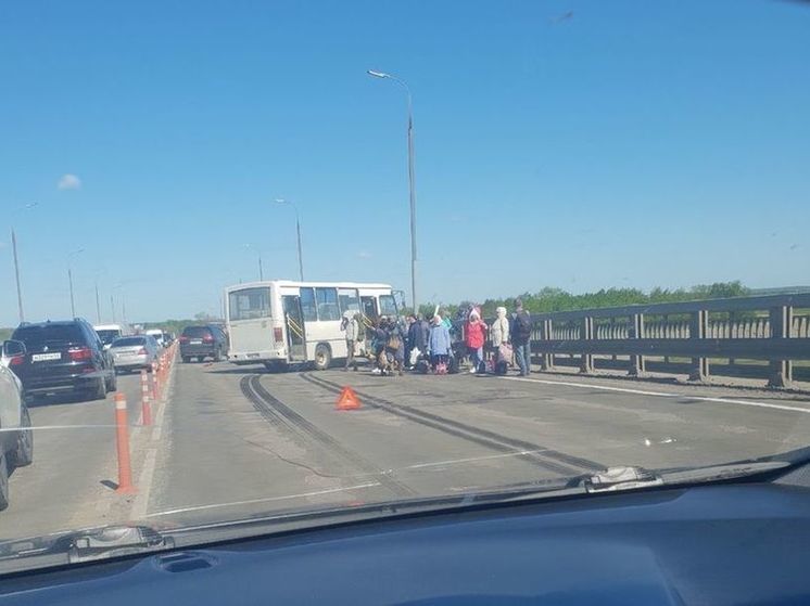 На Солотчинском мосту автобус с пассажирами врезался в отбойник