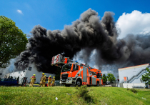 Густые клубы дыма поднимаются с территории металлургической компании
