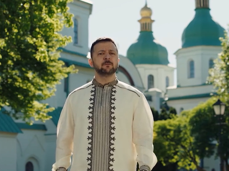 Зеленский: у Бога на плече — шеврон с украинским флагом
