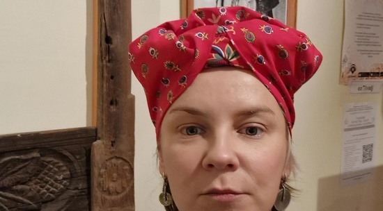 Назван старинный русский способ повязать платок: видео