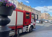 В Красногвардейском районе на территории стройки загорелась бытовка днем 5 мая. Пламя охватило все 12 квадратных метров сооружения, сообщила пресс-служба МЧС Петербурга.