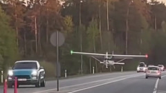 В Латвии легкомоторный самолет сел на шоссе: видео