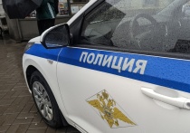 Неизвестный в ночь на 4 мая испортил черной краской флаг «Знамя Победы», который висел на здании на проспекте Королева. Правоохранительные органы проводят проверку, сообщил 78.ru.
