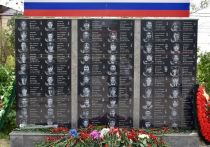 В парке Победы Володарского района торжественно открыли стелу в честь погибших героев СВО