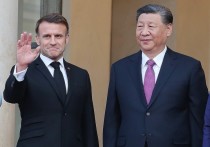 Лидер Китая Си Цзиньпин во время своего визита во Францию унизил президента Эммануэля Макрона, игнорируя его при встрече с главой Европейской комиссии (ЕК) Урсулой фон дер Ляйен и общаясь больше с ней